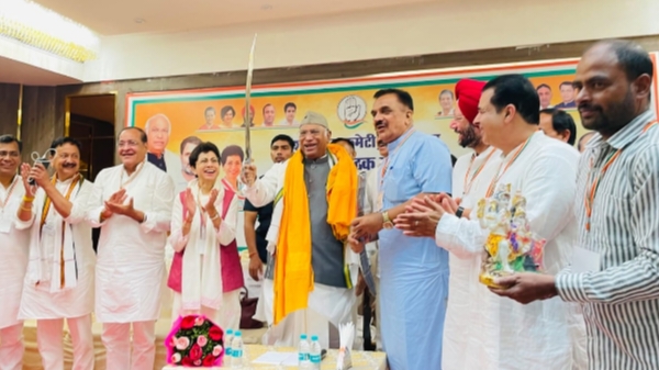 रुद्रपुर में मल्लिकार्जुन खड़गे का जोरदार स्वागत, पूर्व विधायक राजकुमार ठुकराल ने भेंट की तलवार और अंगवस्त्र